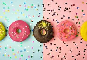 ronde donuts met divers vullingen en hagelslag foto