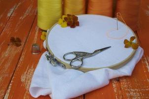 gestileerde foto in de oranje reeks van items voor naaien en borduurwerk