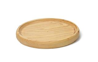 leeg ronde houten bord voor portie kaas, groenten Aan een wit geïsoleerd achtergrond foto