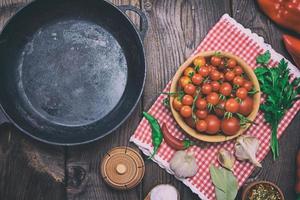 leeg zwart gietijzer frituren pan foto