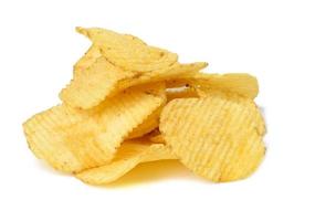 gebakken aardappel chips met zout Aan een wit bord. snel voedsel foto