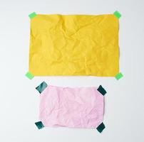 leeg geel en roze verfrommeld lakens van papier gelijmd met groen kleverig stukken foto