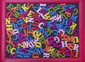 brieven van de Engels alfabet in een rood kader foto