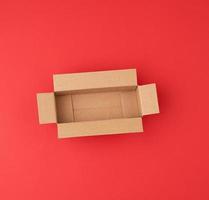 Open leeg plein bruin karton doos voor vervoer en verpakking van goederen foto