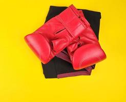 paar- van rood leer boksen handschoenen Aan een geel achtergrond foto