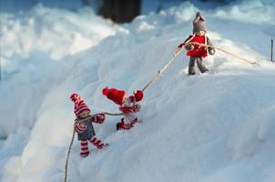 drie poppen in de geënsceneerd scènes in de sneeuw foto