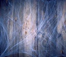 wit spin web in de hoek van de samenstelling, grijs houten achtergrond van oud borden foto