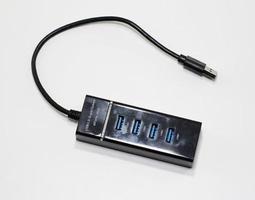 zwart USB hub geïsoleerd Aan wit.vier USB poorten USB. foto