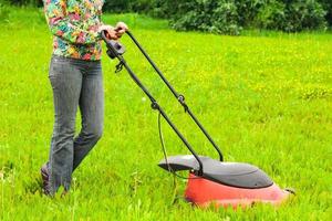 gras maaien gazons, gazon maaier Aan groen gras foto