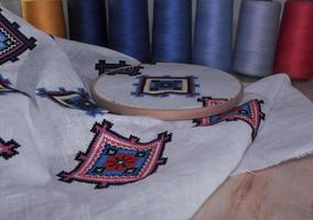 kleding stof in de hoepel met de borduurwerk kruis foto