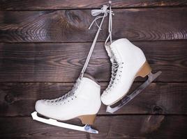 vrouwen wit gebruikt leer skates foto
