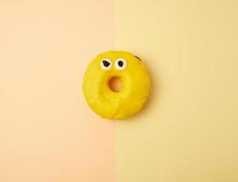 ronde geel banaan donut Aan een gekleurde achtergrond foto