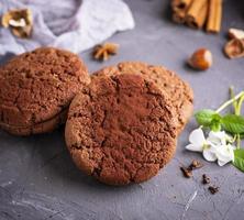 stack van gebakken ronde chocola spaander koekjes foto