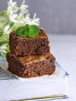 twee plein gebakken stukken van chocola brownie taart foto