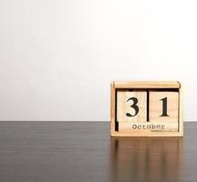 houten kalender van kubussen met de datum oktober 31 Aan een zwart tafel foto