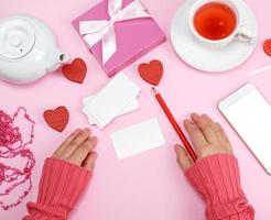 leeg papier bedrijf kaarten en een rood potlood, De volgende naar twee vrouwen handen foto