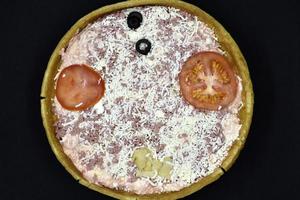 pizza detailopname Aan een zwart achtergrond. pizza met vlees en tomaten. foto