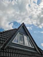 Open dak venster in velux stijl met omgeving zwart dak tegels foto