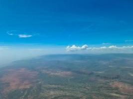 visie van een vliegtuig op de savanne in Kenia . foto