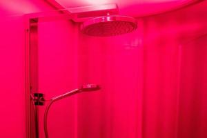 rood douche badkamer foto