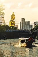 landschap van groot Boeddha in de stad groot Boeddha standbeeld in Bangkok wat pak naam phasi Charoen Thailand foto
