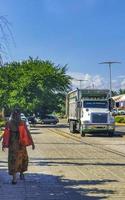 puerto escondido oaxaca Mexico 2022 bezig weg straat het rijden auto's verkeer jam puerto escondido Mexico. foto