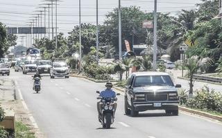 puerto escondido oaxaca Mexico 2022 bezig weg straat het rijden auto's verkeer jam puerto escondido Mexico. foto