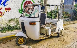 puerto escondido oaxaca Mexico 2022 oud wit gebroken vernield tuk tuk riksja wrak in Mexico. foto