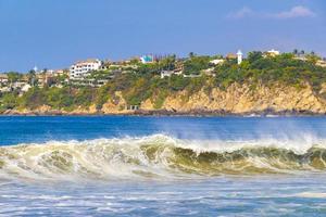 extreem reusachtig groot surfer golven Bij strand puerto escondido Mexico. foto