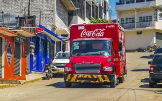 puerto escondido oaxaca Mexico 2022 rood coca cola vrachtwagens lading vervoerder levering auto's in Mexico. foto