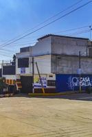 puerto escondido oaxaca Mexico 2022 bezig weg straat het rijden auto's verkeer jam puerto escondido Mexico. foto