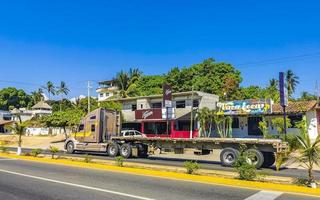 puerto escondido oaxaca Mexico 2022 Mexicaans vrachtwagens lading vervoerder levering auto's in puerto escondido Mexico. foto