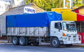 puerto escondido oaxaca Mexico 2022 Mexicaans vrachtwagens lading vervoerder levering auto's in puerto escondido Mexico. foto