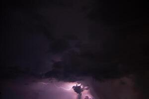 bliksem en dramatische stormachtige lucht foto