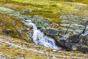 kloof rotsen klif en waterval rivier- rondane nationaal park Noorwegen. foto