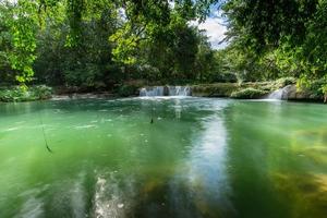 chet sao noi waterval nationaal park in thailand foto