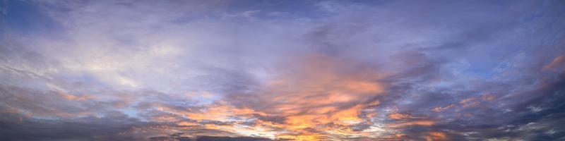 hemel en wolken bij zonsondergang foto