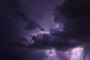 dramatische stormachtige lucht foto
