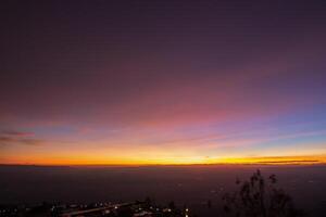 landschap in phu tubberk in thailand bij zonsondergang foto