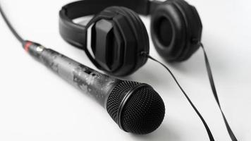microfoon en koptelefoon voor muziek- en podcast achtergrond ontwerp foto