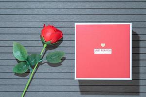 Valentijnsdag dag met rood doos en rood rozen foto