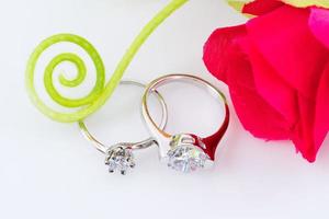 diamant bruiloft ring Aan wit achtergrond foto