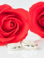 rode roos en trouwring op wit foto