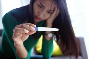 Aziatisch mooi Dames zijn benadrukt en bezorgd over zwangerschap resultaten. zwangerschap verder verwachtingen in tieners foto