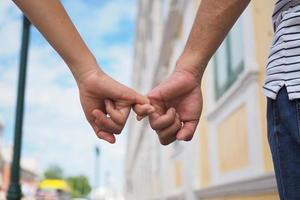 mannen en Dames hand- in elk ander. minnaar, symbool van liefde en Valentijn dag foto