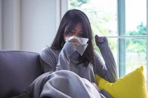 Aziatisch Dames hebben hoog koorts en vloeibaar neus. ziek mensen concept foto