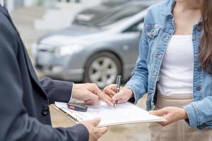 huren, verhuur auto, verkopen, kopen. handel sturen contract en auto sleutels naar nieuw eigenaar naar teken. verkoop, lening credit financieel, huur voertuig, verzekering, huren, verkoper, handelaar, afbetaling, auto zorg bedrijf foto