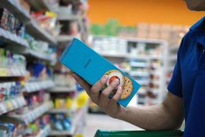 vrouwen handen zijn buying producten binnen de supermarkt. foto