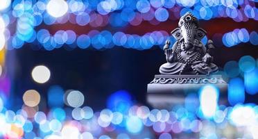 selectief focus Aan standbeeld van heer ganesha, ganesha festival. Hindoe religie en Indisch viering van diwali festival concept Aan donker, rood, geel achtergrond. foto