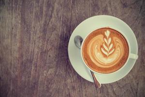 een kopje art latte of cappuccino met retro filtereffect foto